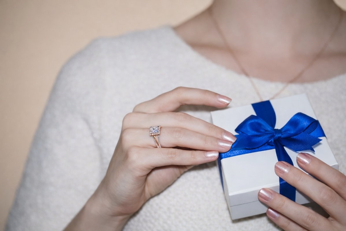 Offrir une bague de fiançailles lors d’une demande en mariage l Laveran Paris
